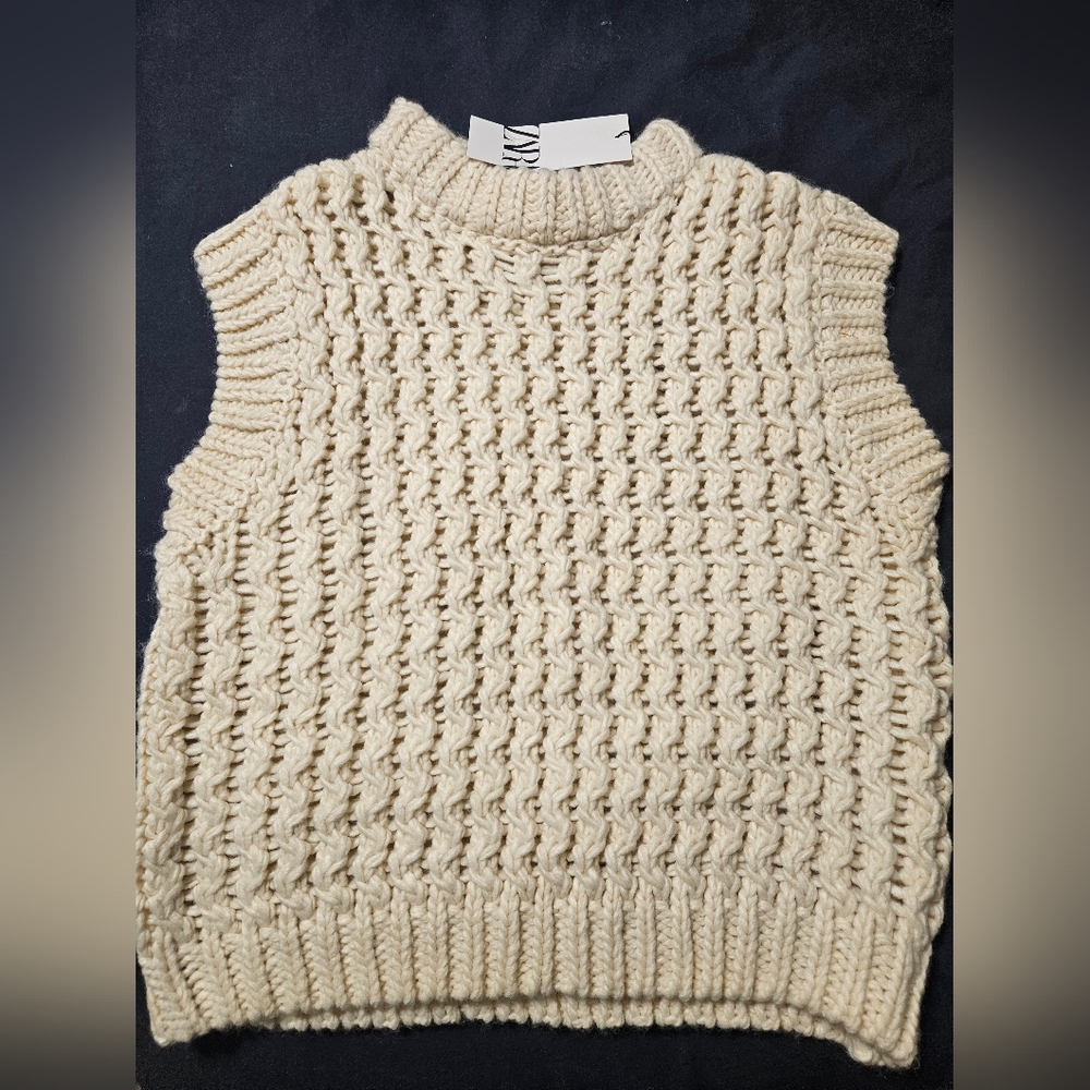 NWT Zara - sleeveless sweater - S